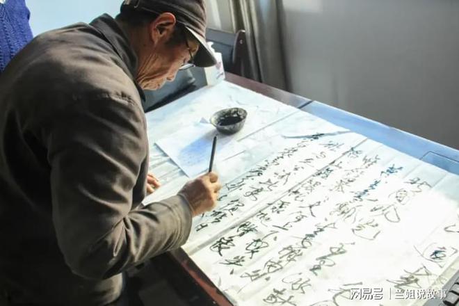 _老人花5万购老家具，孙女擦拭发现抽屉3层暗扣，拉开后全家愣了_老人花5万购老家具，孙女擦拭发现抽屉3层暗扣，拉开后全家愣了