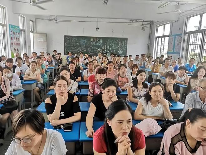 班主任面对家长质疑__班主任对家长态度恶劣怎么办