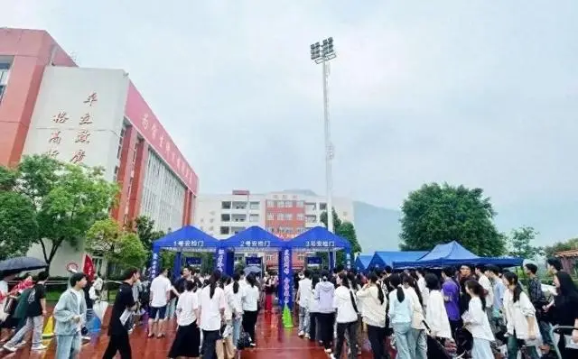 青岛双胞胎父亲扇耳光_山东双胞胎上北大父亲残疾_