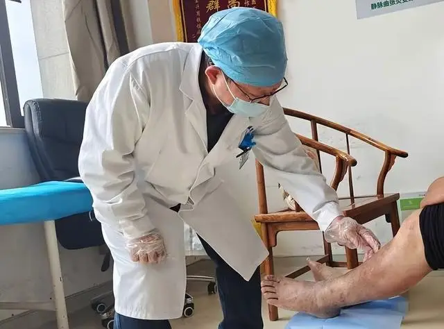 _青岛双胞胎父亲扇耳光_山东双胞胎上北大父亲残疾