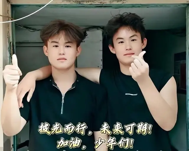 山东双胞胎上北大父亲残疾_青岛双胞胎父亲扇耳光_