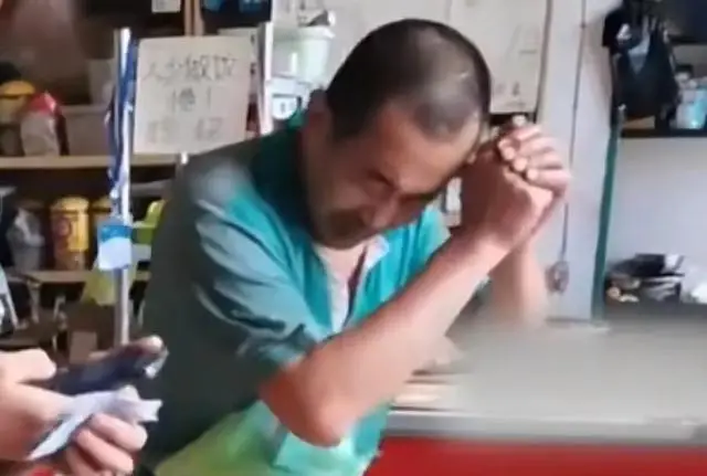青岛双胞胎父亲扇耳光_山东双胞胎上北大父亲残疾_