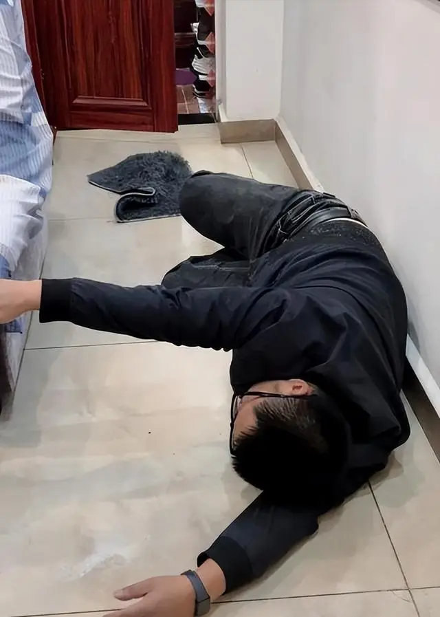 青岛双胞胎父亲扇耳光_山东双胞胎上北大父亲残疾_