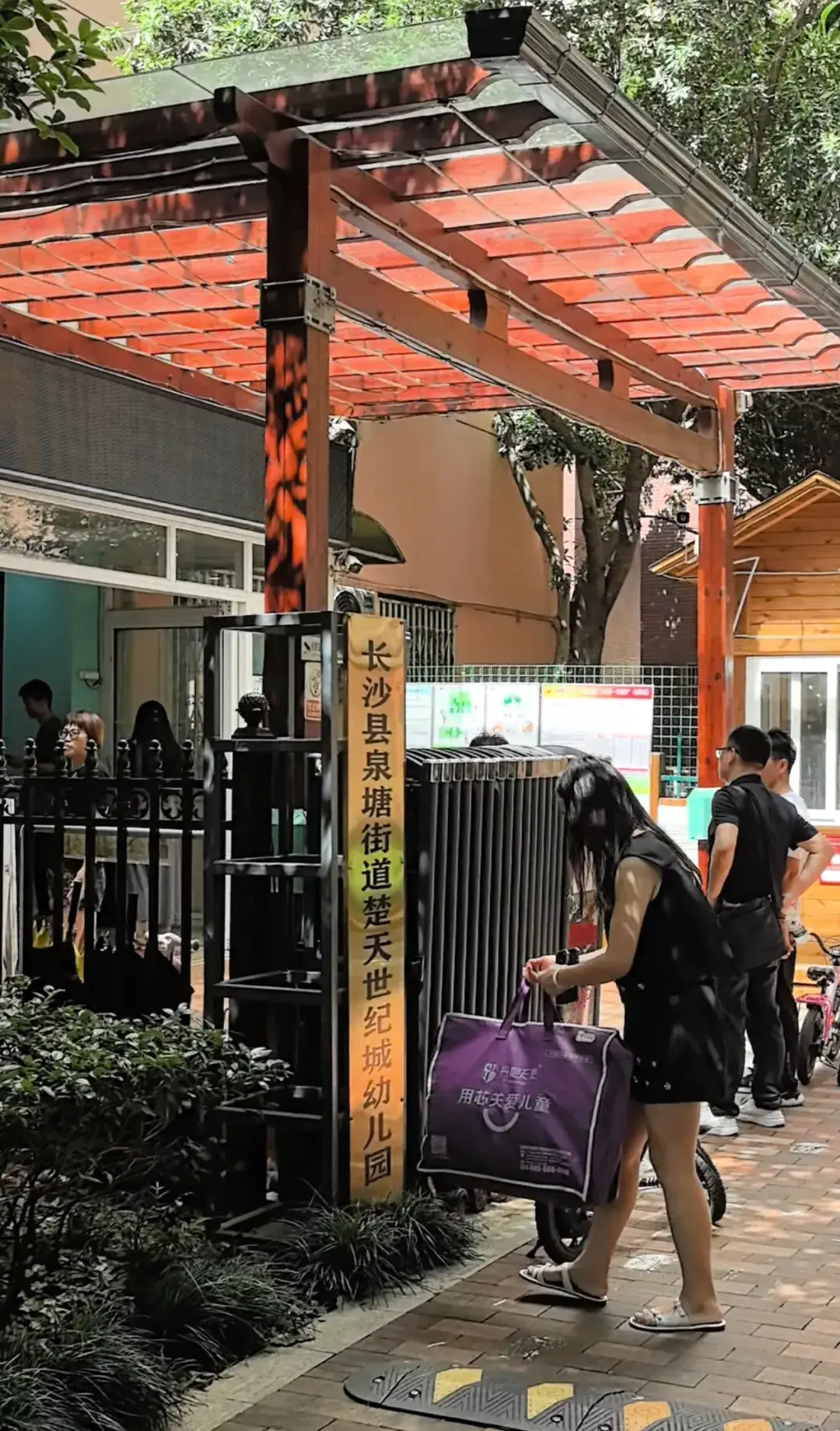 长沙一幼儿园突然宣布停业家长排队退费，有员工合同到期仍坚持工作，多部门介入
