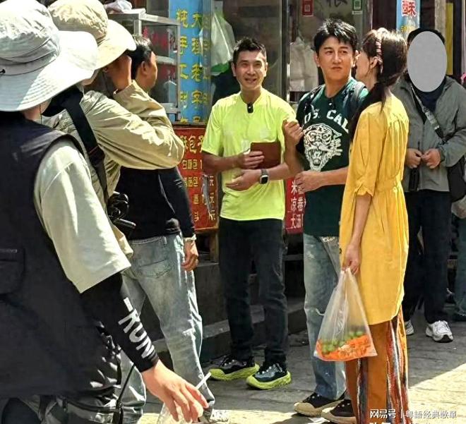 55岁吴奇隆云南被偶遇：与友人品尝当地美食，与粉丝打招呼很随和