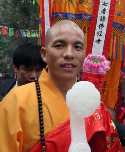 少林寺现场直击：新住持微笑挥手进入围挡的方丈室