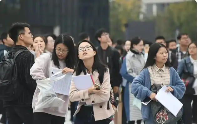 2025博士考公务员真相：副处级起步还是科员待遇？快来了解一下