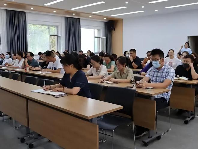 单位换了新校长，宣布三项新规定，赢得老师们热烈的掌声_单位换了新校长，宣布三项新规定，赢得老师们热烈的掌声_