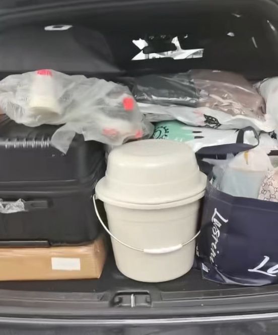 夫妻自驾从安徽送儿子去新疆上大学：辛苦但快乐，家人都想来看看，后备箱塞满了东西__夫妻自驾从安徽送儿子去新疆上大学：辛苦但快乐，家人都想来看看，后备箱塞满了东西