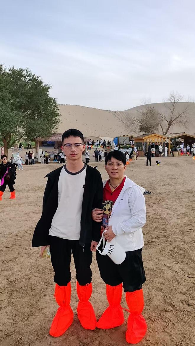 夫妻自驾从安徽送儿子去新疆上大学：辛苦但快乐，家人都想来看看，后备箱塞满了东西__夫妻自驾从安徽送儿子去新疆上大学：辛苦但快乐，家人都想来看看，后备箱塞满了东西
