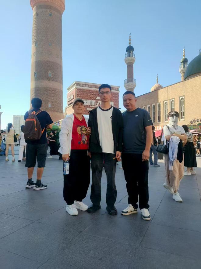 夫妻自驾从安徽送儿子去新疆上大学：辛苦但快乐，家人都想来看看，后备箱塞满了东西__夫妻自驾从安徽送儿子去新疆上大学：辛苦但快乐，家人都想来看看，后备箱塞满了东西