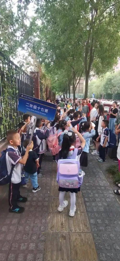 小学3点放学，家长吵翻，教育局硬刚，绝不妥协