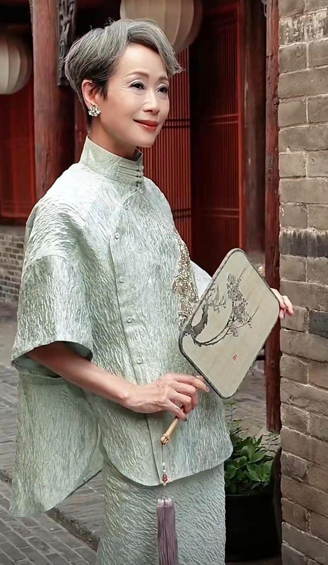 新中式穿搭是什么意思__新中式适合暖光还是白光
