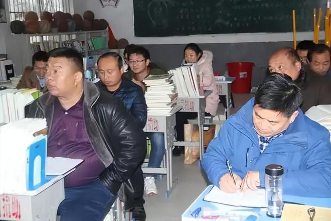 _中学换班主任风波_班主任互换灵魂小说