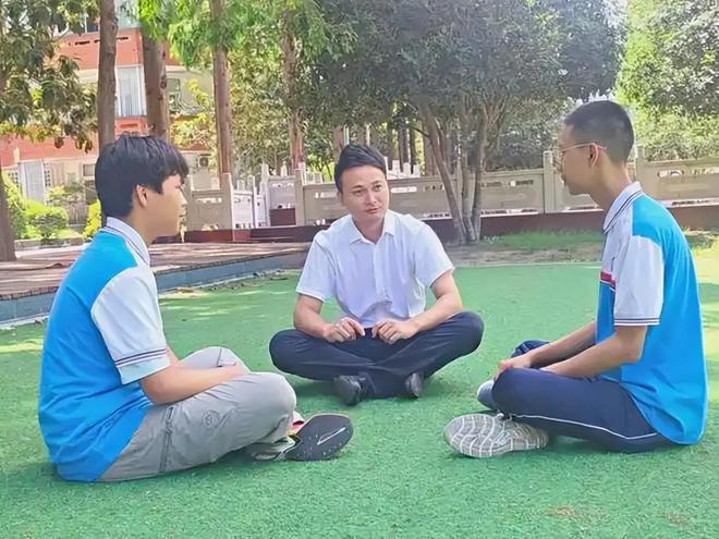 中学换班主任风波_班主任互换灵魂小说_