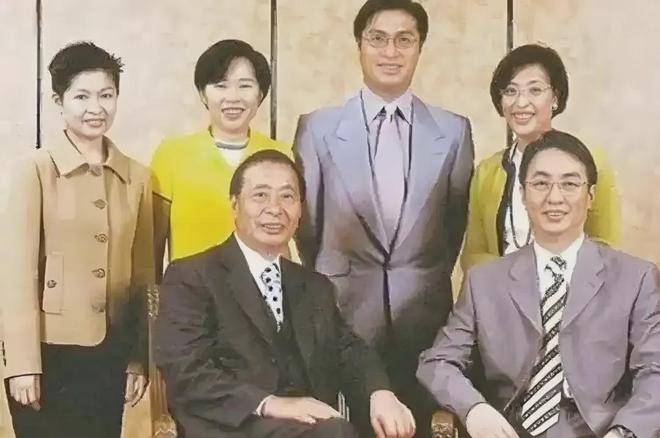 从五金店伙计到千亿地产王：李兆基的"反套路"思维如何逆流而上的__从五金店伙计到千亿地产王：李兆基的"反套路"思维如何逆流而上的