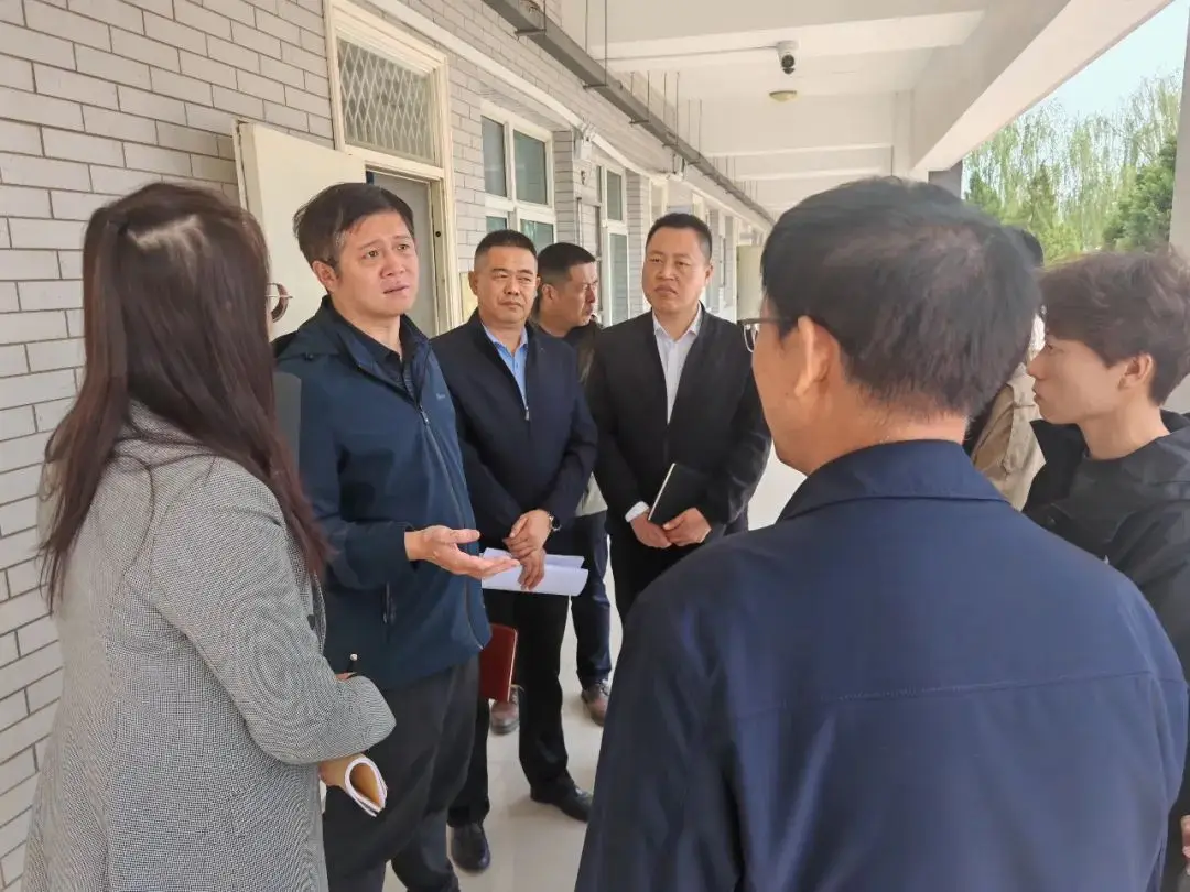 刘磊走进教学一线听课调研 把脉教育质量 共促学校发展