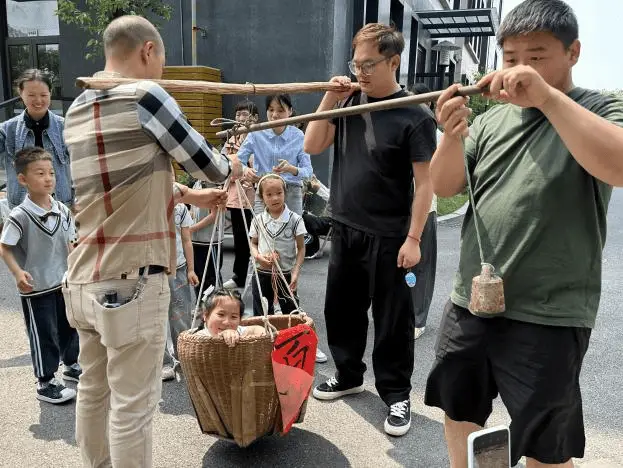 _童心童趣迎六一手抄报_童心迎新年绘画