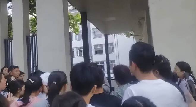 _学校通知终止办学，一千多名学生的家长懵了，蜂拥至教育局讨说法_学校通知终止办学，一千多名学生的家长懵了，蜂拥至教育局讨说法