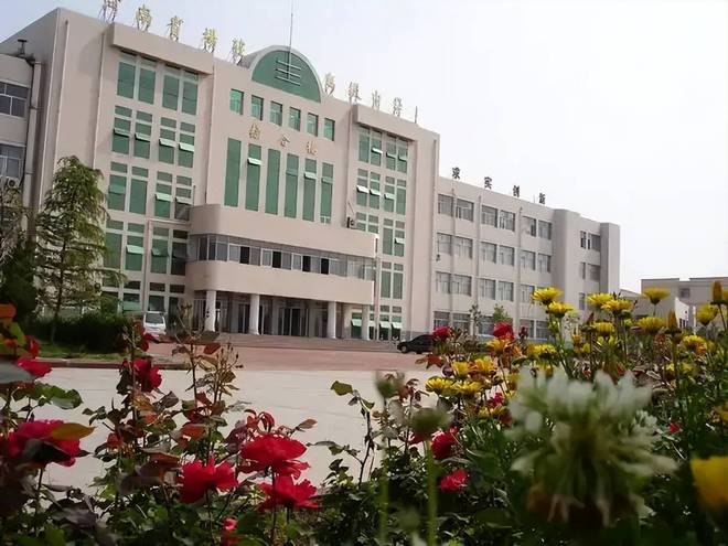 _学校通知终止办学，一千多名学生的家长懵了，蜂拥至教育局讨说法_学校通知终止办学，一千多名学生的家长懵了，蜂拥至教育局讨说法