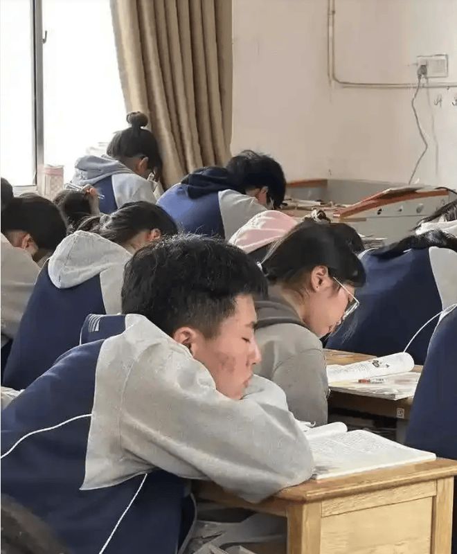 关群门睡觉微信图片__微信群网警监控
