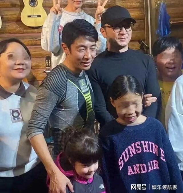 撒贝宁一家千岛湖亲子游！李白超短裤秀，5岁龙凤胎萌翻全场?_撒贝宁一家千岛湖亲子游！李白超短裤秀，5岁龙凤胎萌翻全场?_