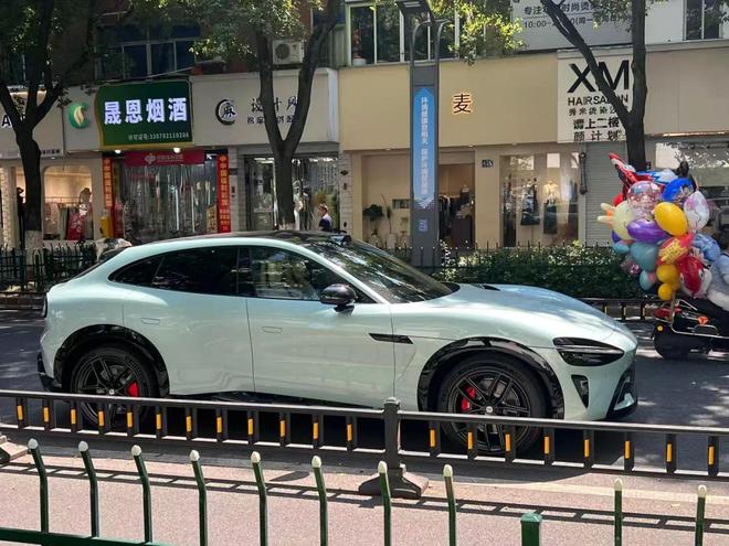 小米YU7一夜爆单 没上车该不该冲？抢YU7不如买小米股票
