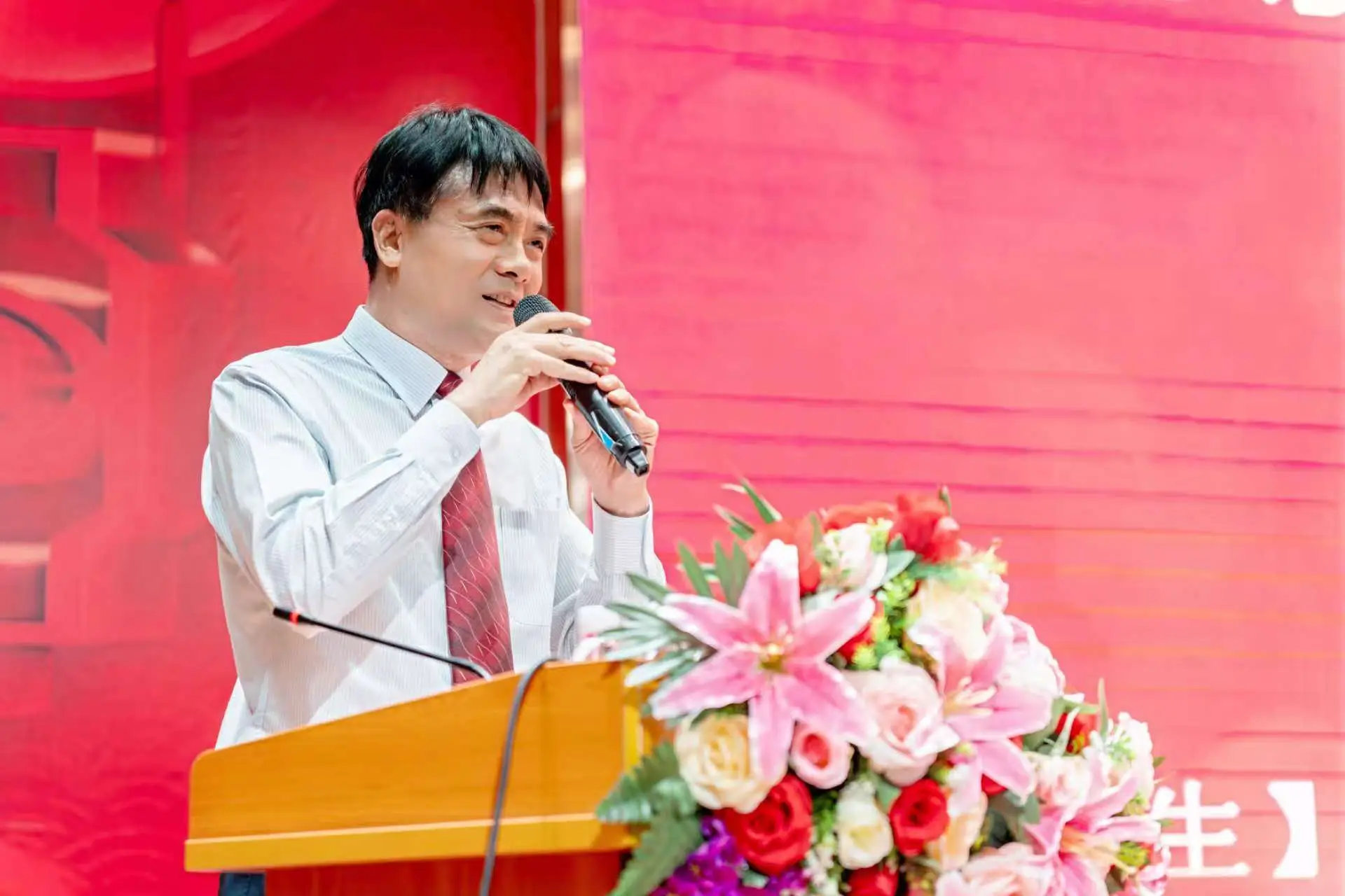 鹏达高级中学校长李德雄寄语毕业学子：“与影共生，承光同行”