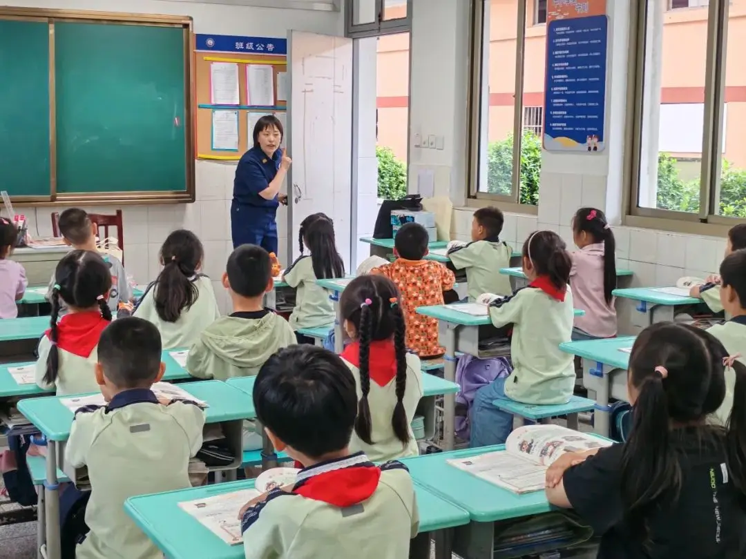 学校开展消防安全宣传周活动_学校开展消防安全教育课_