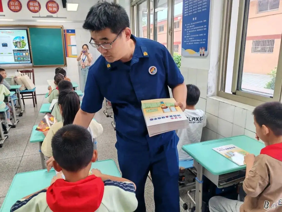学校开展消防安全宣传周活动__学校开展消防安全教育课
