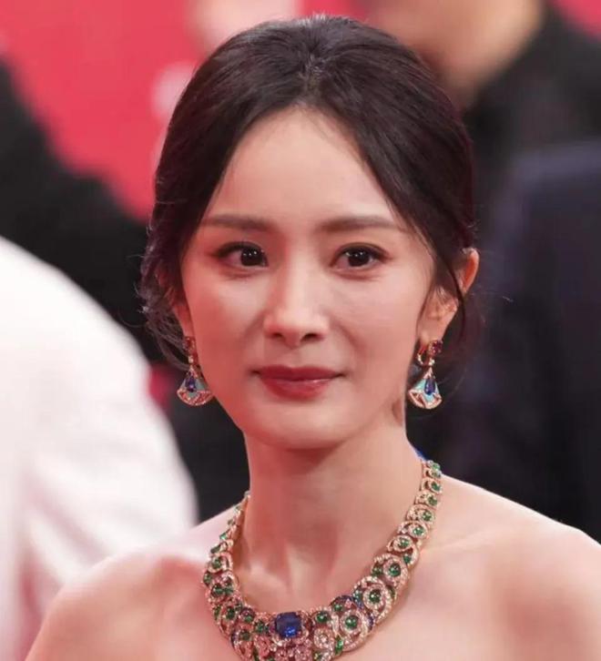 杨幂别再营销幼态审美了！看看生图清醒一下，美丽应该是多元的！__杨幂别再营销幼态审美了！看看生图清醒一下，美丽应该是多元的！