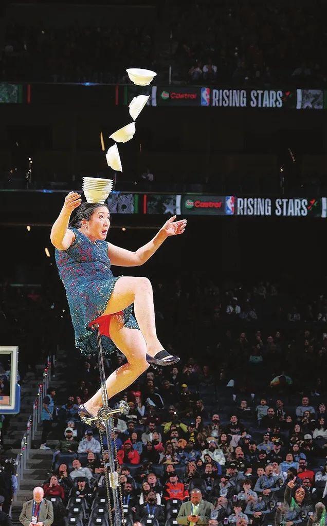 _中国杂技大妈WNBA表演时坠落！已效力NBA超30年，出场费曾高达每5分钟5000美元_中国杂技大妈WNBA表演时坠落！已效力NBA超30年，出场费曾高达每5分钟5000美元
