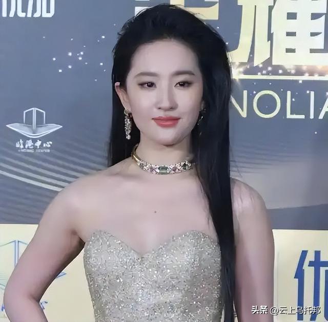 鹿晗面临十亿天价违约金？关晓彤一个举动曝光真相，怪不得他暴瘦