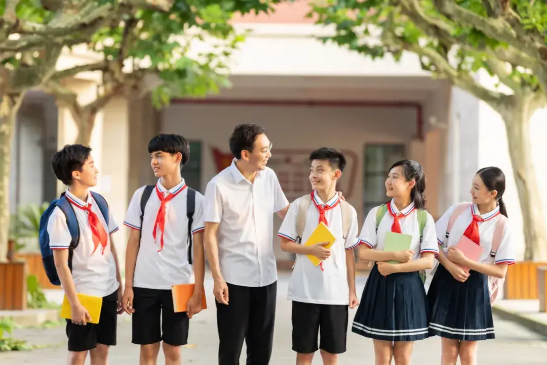 _开学了共勉词_开学第一课致家长共勉
