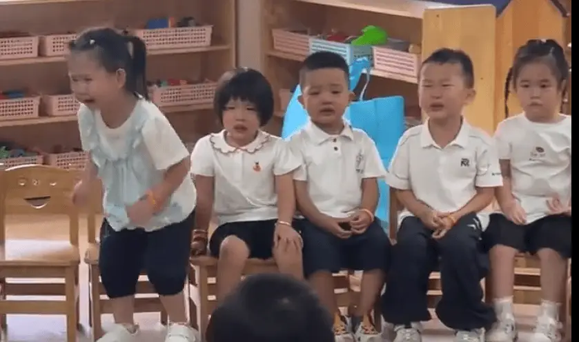 欢乐与泪水齐飞！幼儿园开学上演两极反转:欢喜不相通 专家解读分离焦虑__欢乐与泪水齐飞！幼儿园开学上演两极反转:欢喜不相通 专家解读分离焦虑