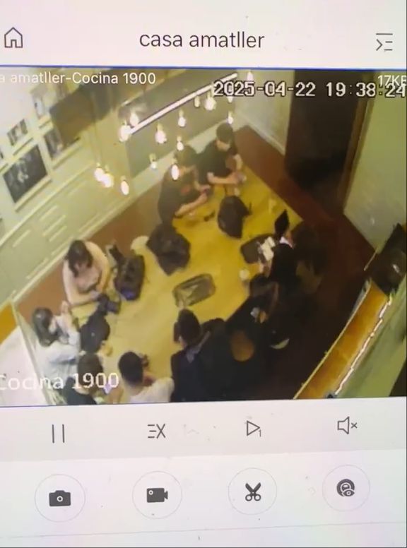 中国小伙在西班牙遇小偷，当场裸绞将其制服！本人发声讲述经过：拍摄时遇团伙作案，“类似情况不推荐上手，非常危险”