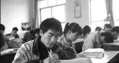 原创那个背母亲上大学的刘秀祥，曾打工睡猪圈，现在他怎么样了？