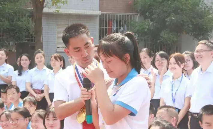 原创那个背母亲上大学的刘秀祥，曾打工睡猪圈，现在他怎么样了？__原创那个背母亲上大学的刘秀祥，曾打工睡猪圈，现在他怎么样了？