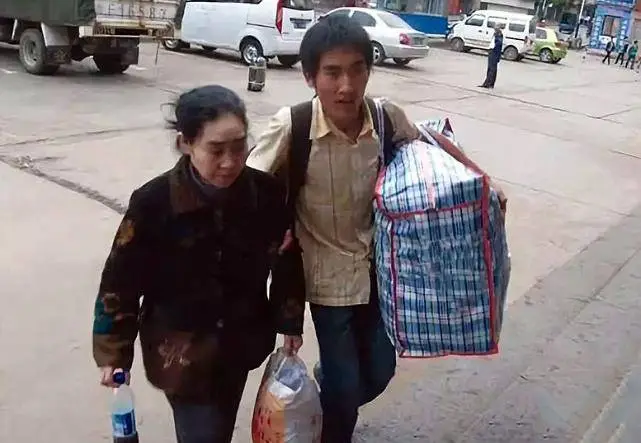 原创那个背母亲上大学的刘秀祥，曾打工睡猪圈，现在他怎么样了？_原创那个背母亲上大学的刘秀祥，曾打工睡猪圈，现在他怎么样了？_