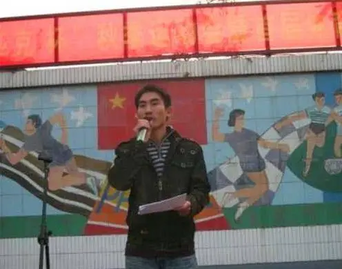 原创那个背母亲上大学的刘秀祥，曾打工睡猪圈，现在他怎么样了？__原创那个背母亲上大学的刘秀祥，曾打工睡猪圈，现在他怎么样了？