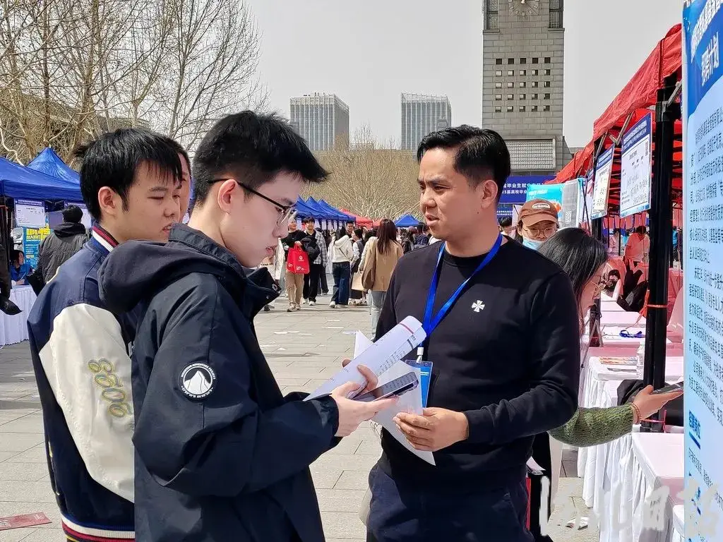 毕业生春季招聘_高校毕业生春招_
