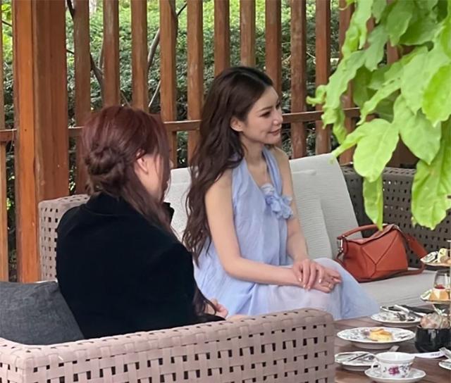 _大S女儿来北京过端午！马筱梅带她喝下午茶，小玥儿低着头好乖巧_大S女儿来北京过端午！马筱梅带她喝下午茶，小玥儿低着头好乖巧