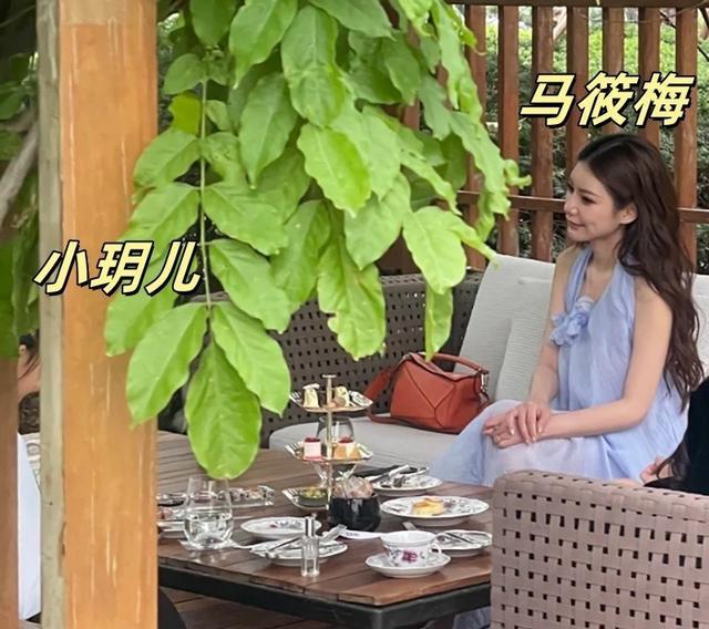 _大S女儿来北京过端午！马筱梅带她喝下午茶，小玥儿低着头好乖巧_大S女儿来北京过端午！马筱梅带她喝下午茶，小玥儿低着头好乖巧