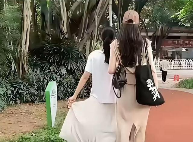 大S女儿来北京过端午！马筱梅带她喝下午茶，小玥儿低着头好乖巧__大S女儿来北京过端午！马筱梅带她喝下午茶，小玥儿低着头好乖巧