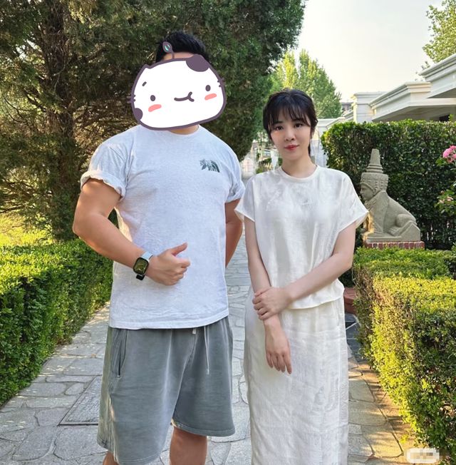 王晓晨被偶遇，双手无名指都没戴戒指，脸好肿真没以前漂亮了
