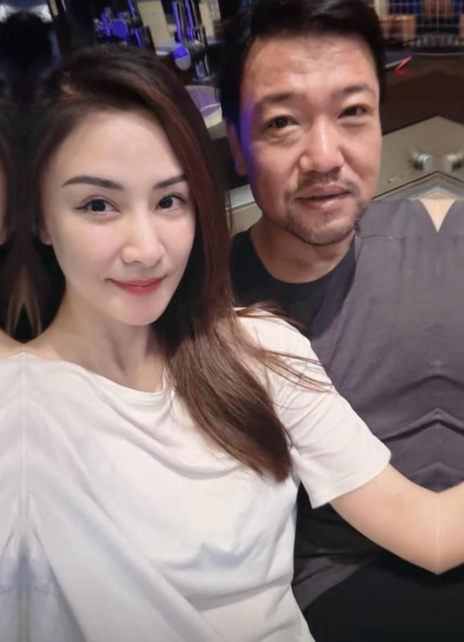 贾玲沈腾坐火车是什么__沈腾尝试抱起贾玲