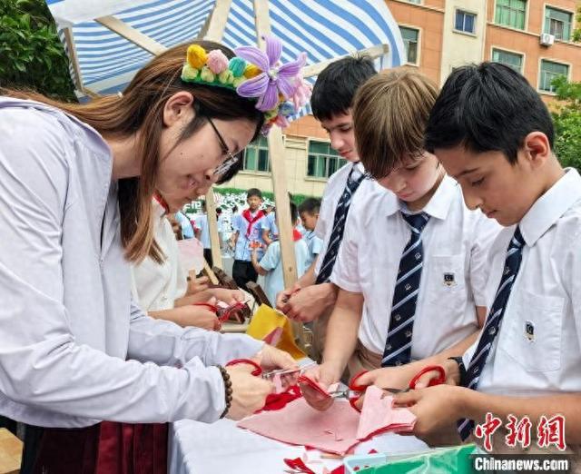 （乡村行·看振兴）“洋学生”做客浙江义乌乡村小学 学剪纸悟文化