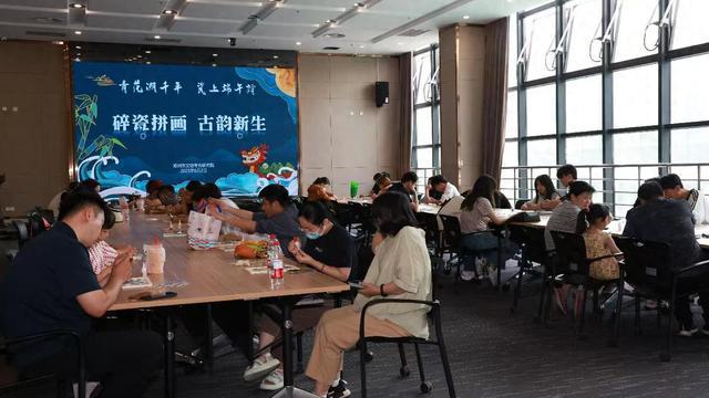 拼“青花瓷画”，感悟文化魅力