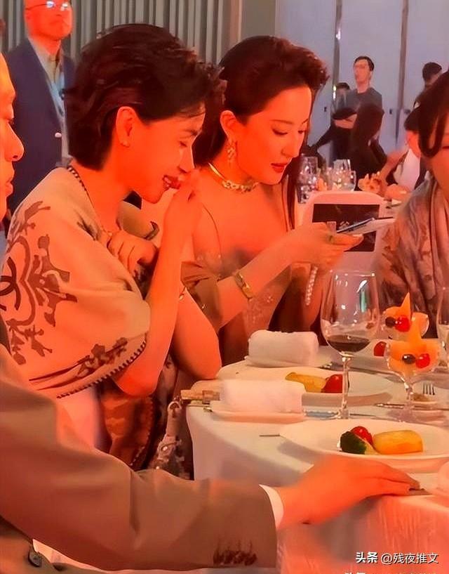 刘亦菲早年暴露装_菲尔普斯身材比例畸形_