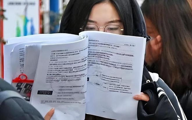 今年扎堆报考的4个专业，毕业生严重过剩，就业较惨淡，建议慎选